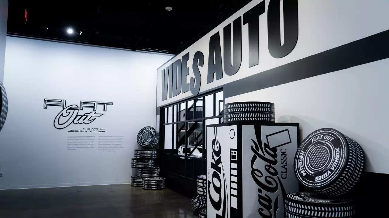 Tentoonstelling Flat Out: The Art of Joshua Vides met zwart-wit grafische objecten zoals autobanden en een Coca-Cola automaat