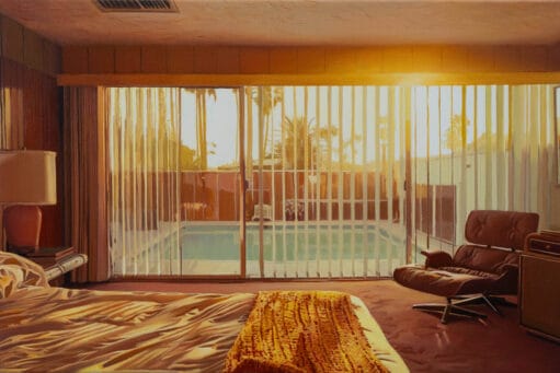Schilderij van Yigal Ozeri van een slaapkamer in retrostijl met uitzicht op een zwembad door een glazen schuifpui met lamellen