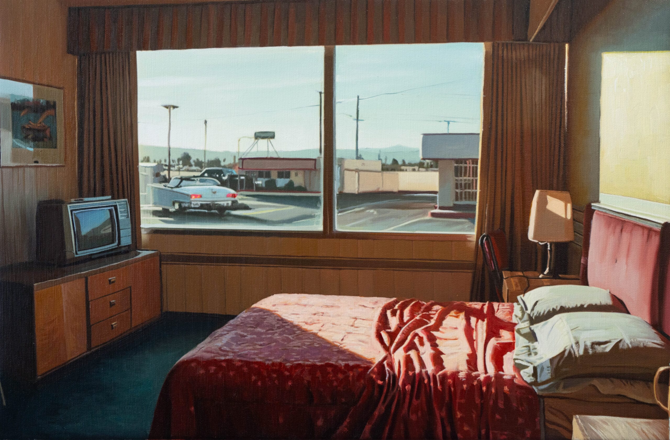 Schilderij van Yigal Ozeri van een motelkamer met een onopgemaakt bed en uitzicht door het raam op een parkeerplaats met een klassieke auto