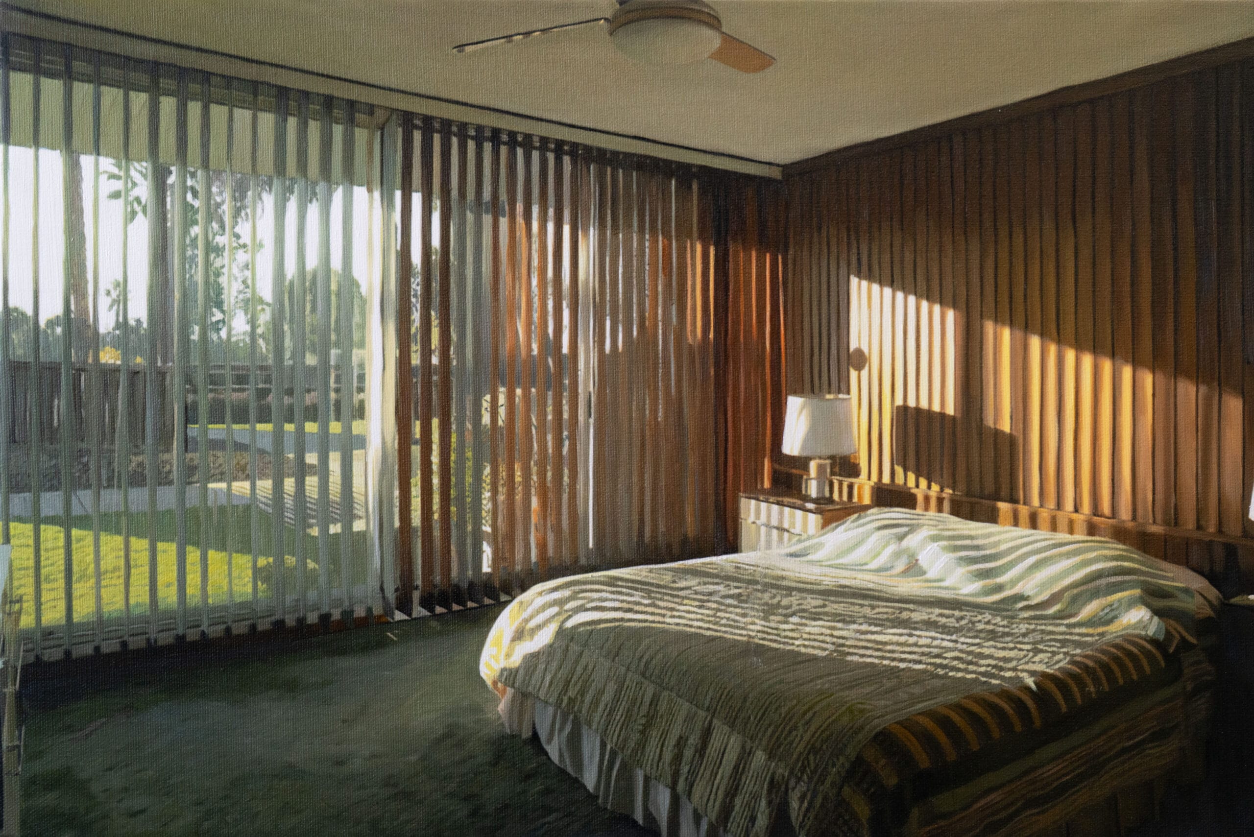 Schilderij van Yigal Ozeri van een slaapkamer in jaren 70-stijl met houten wandpanelen en zonlicht dat door lamellen op het bed valt