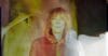 Portret van Beth Orton met een dromerige, korrelige textuur en warme geeltinten