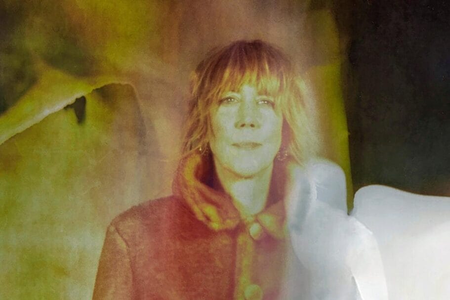 Portret van Beth Orton met een dromerige, korrelige textuur en warme geeltinten