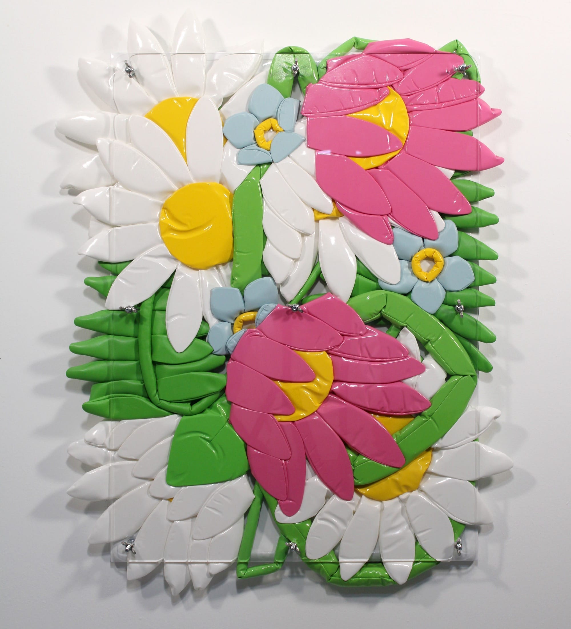 Kleurrijk reliëfkunstwerk van opgeblazen witte, roze en blauwe bloemen met groene bladeren achter een plexiglas plaat