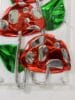 Glanzende sculptuur van rood-zilveren paddenstoelen met groene bladeren gemaakt van reflecterend folie-achtig materiaal