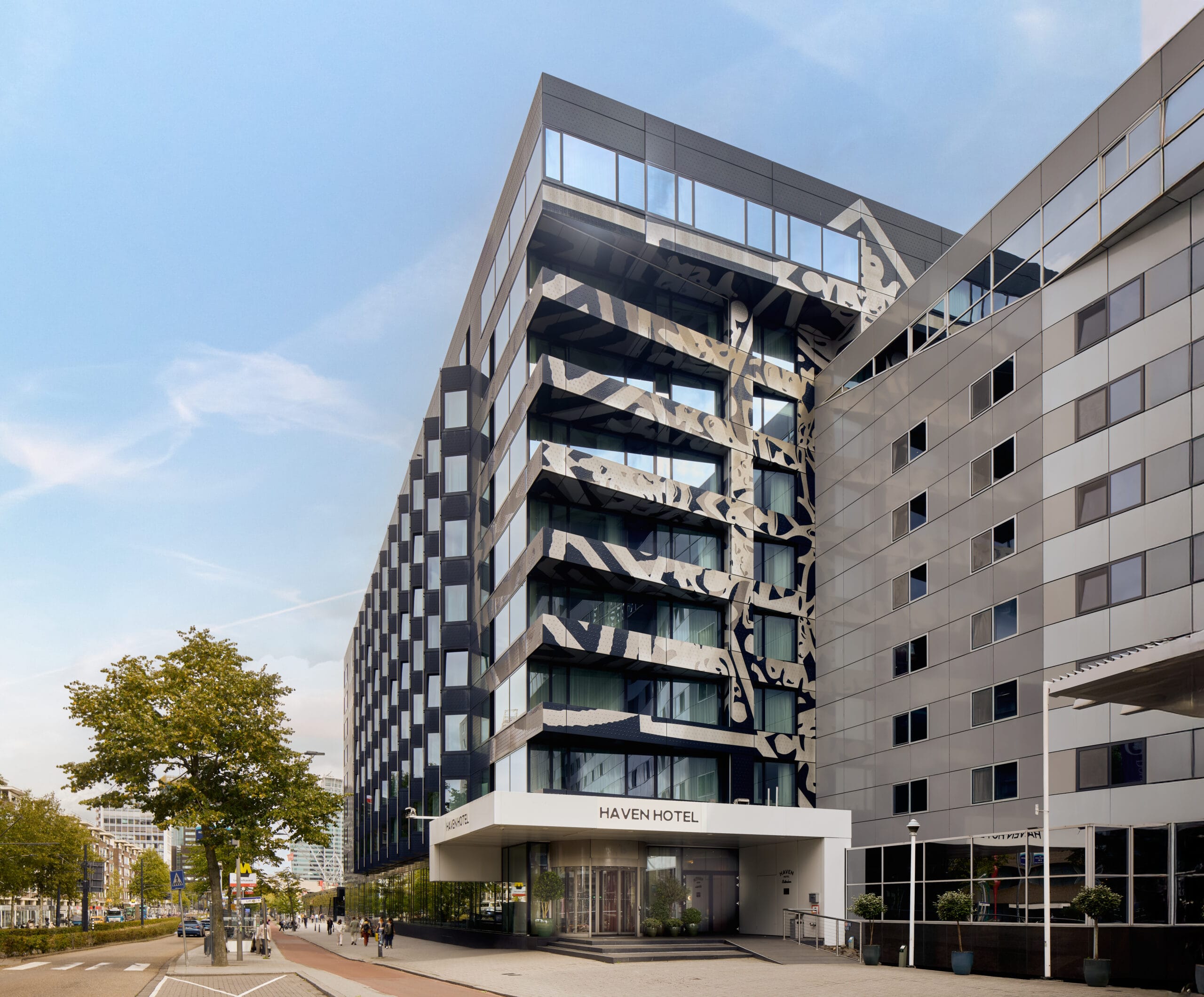 Exterieur van het Haven Hotel, een modern gebouw met een opvallende zwart-witte grafische print op de gevel