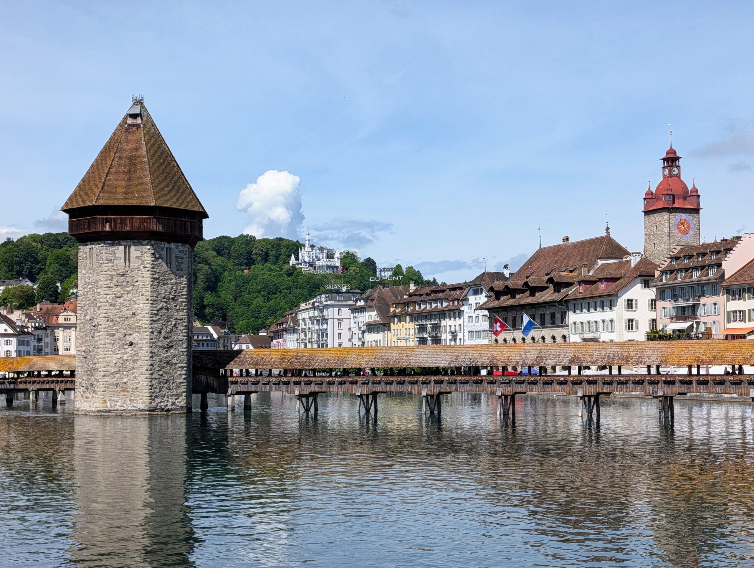 De Kapelbrug en de watertoren in Luzern, Zwitserland, met historische gebouwen langs de rivier de Reuss