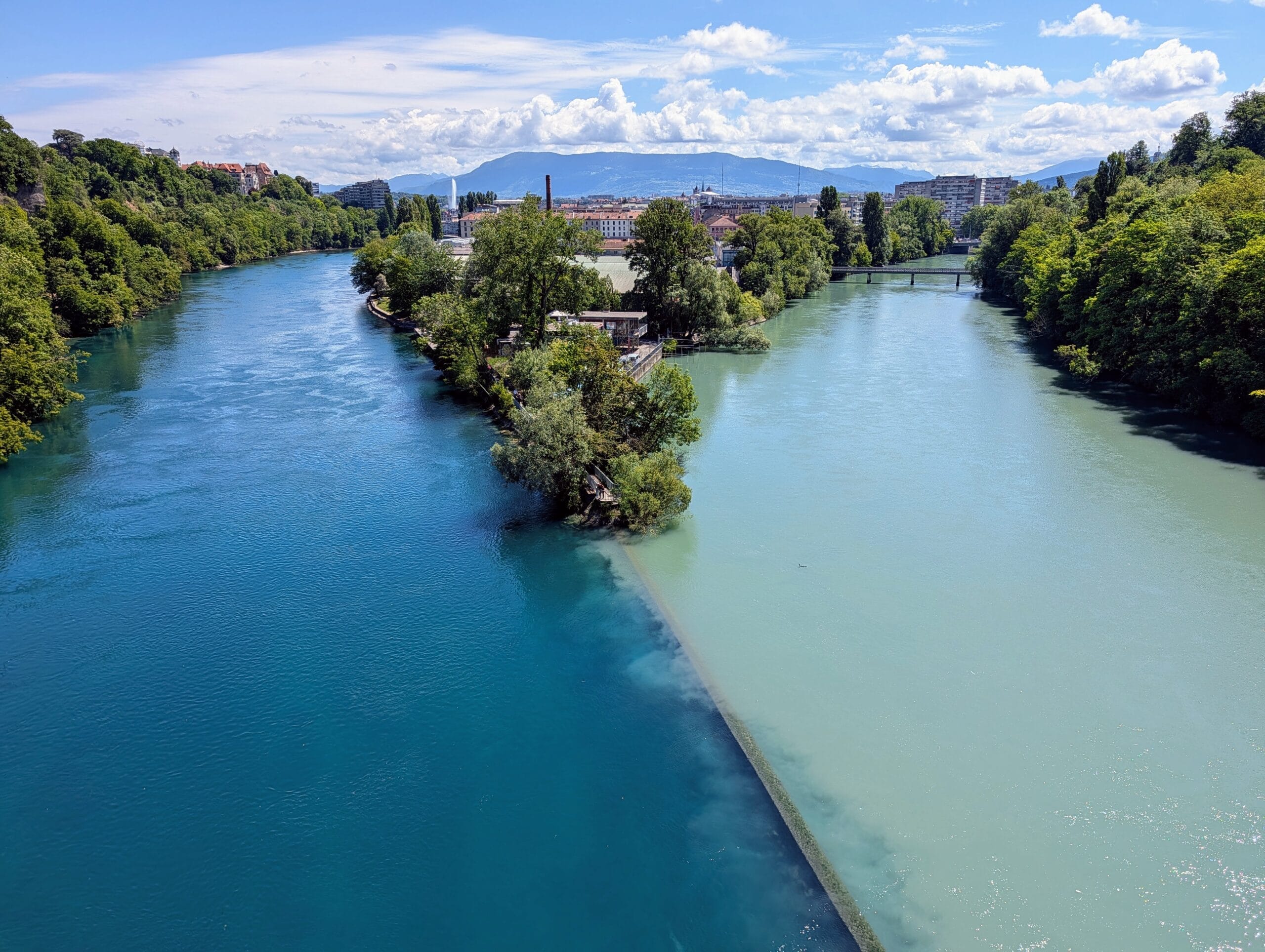 De samenvloeiing van de helderblauwe Rhône en de troebele Arve rivier in Genève