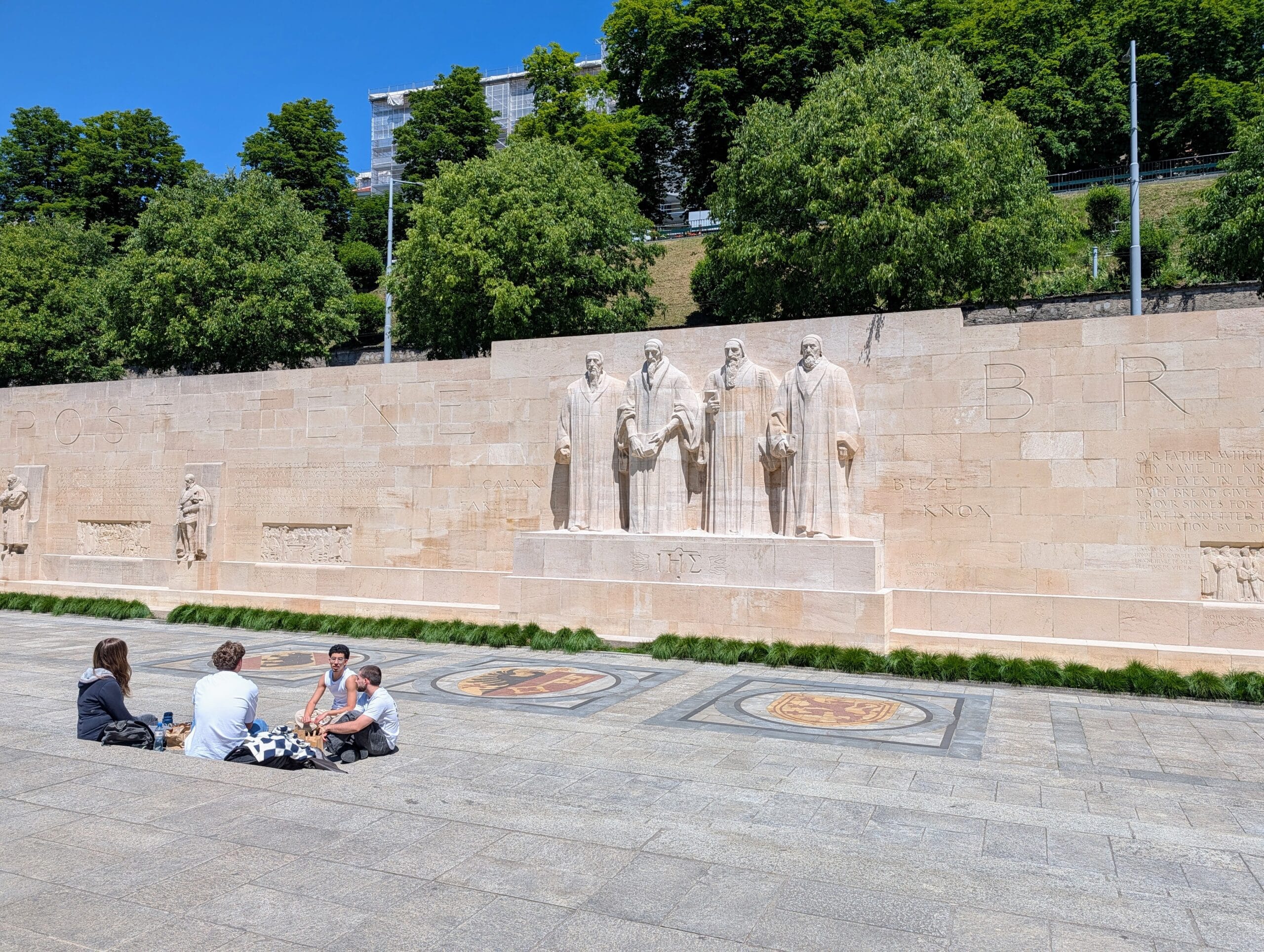 Het Monument van de Reformatie in Genève met de standbeelden van Calvijn, Farel, Beza en Knox