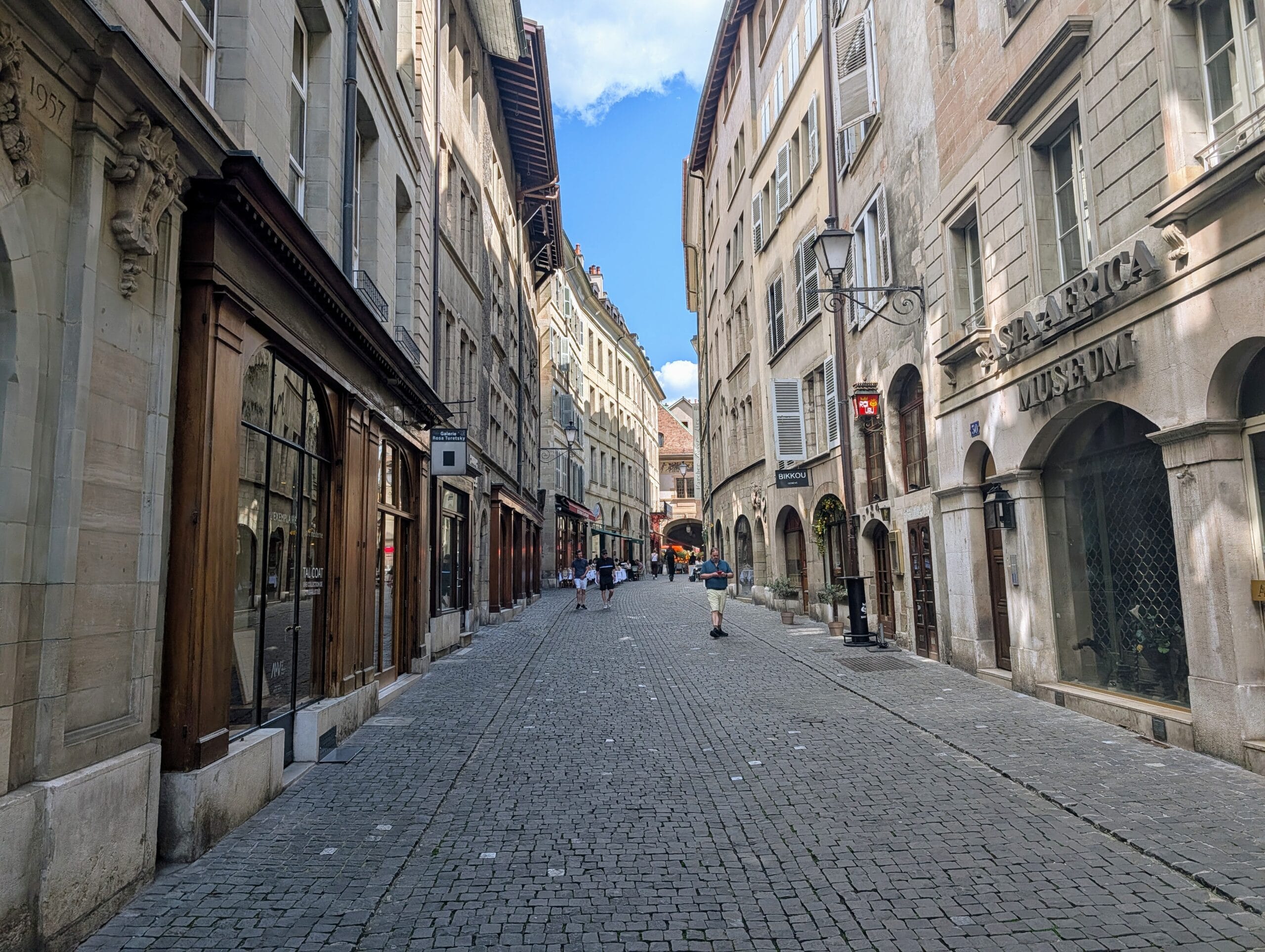 Smal geplaveid straatje in de oude stad van Genève met historische gebouwen en het Barbier-Mueller Museum