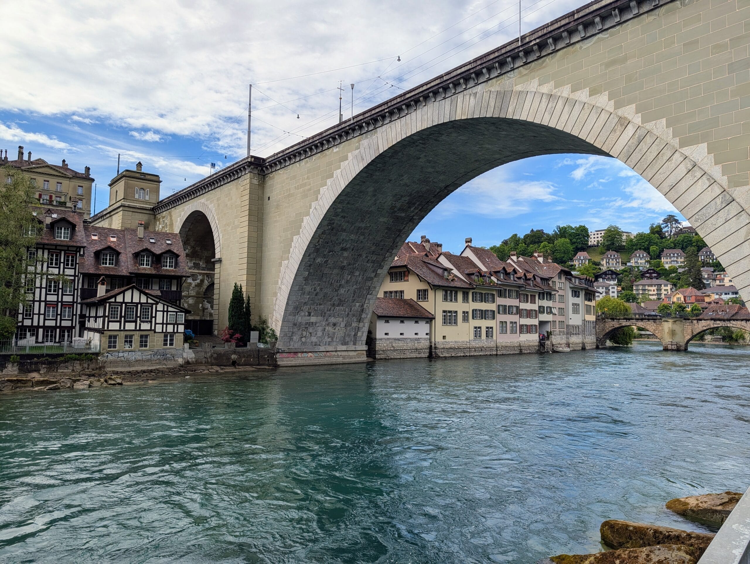 De Nydeggbrücke over de rivier de Aare in Bern, met historische vakwerkhuizen aan de waterkant