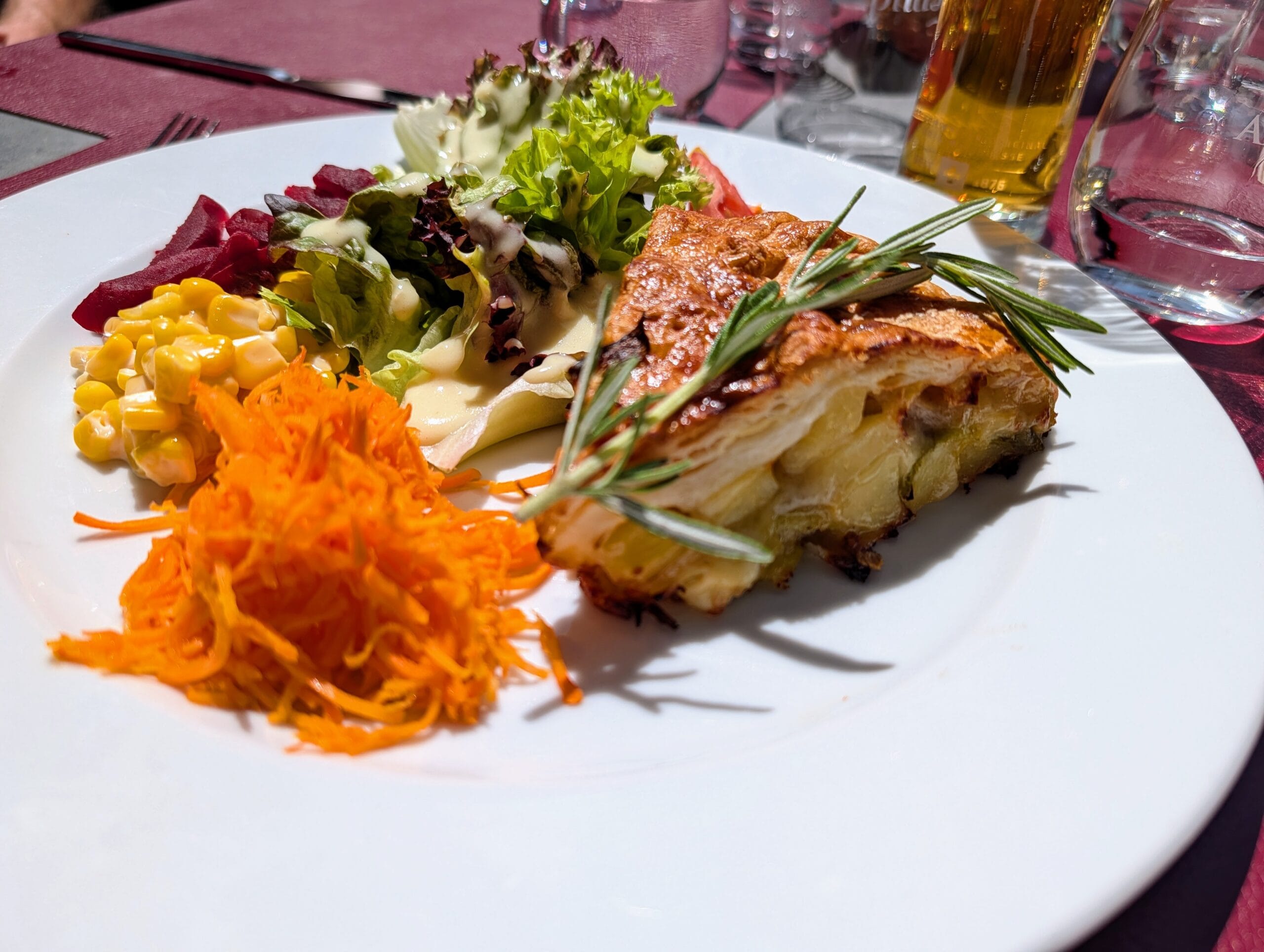Een punt cholera met rozemarijn, geserveerd met een salade van geraspte wortel, maïs, bietjes en sla