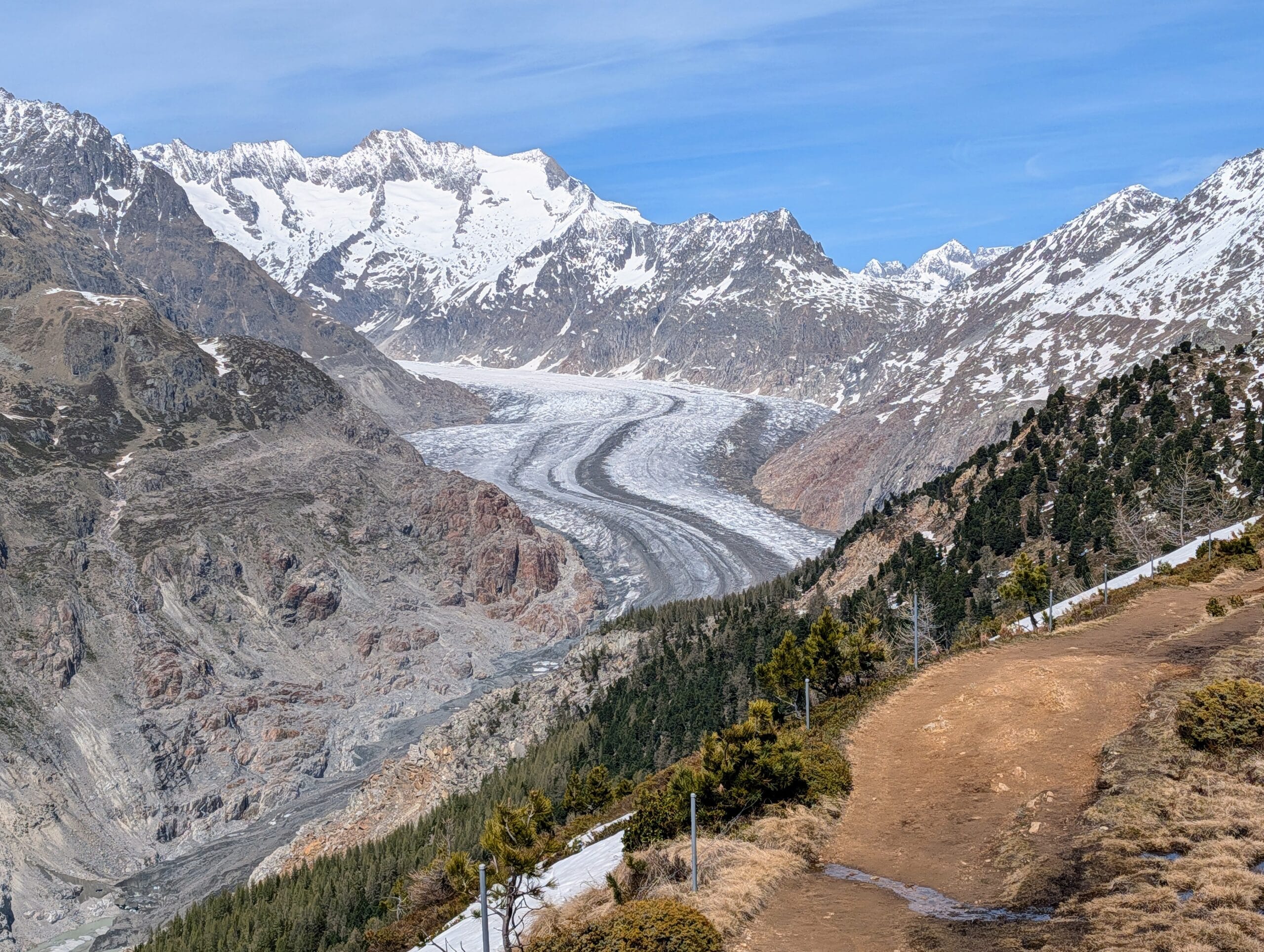 Uitzicht op de kronkelende Aletschgletsjer tussen besneeuwde bergtoppen in de Zwitserse Alpen