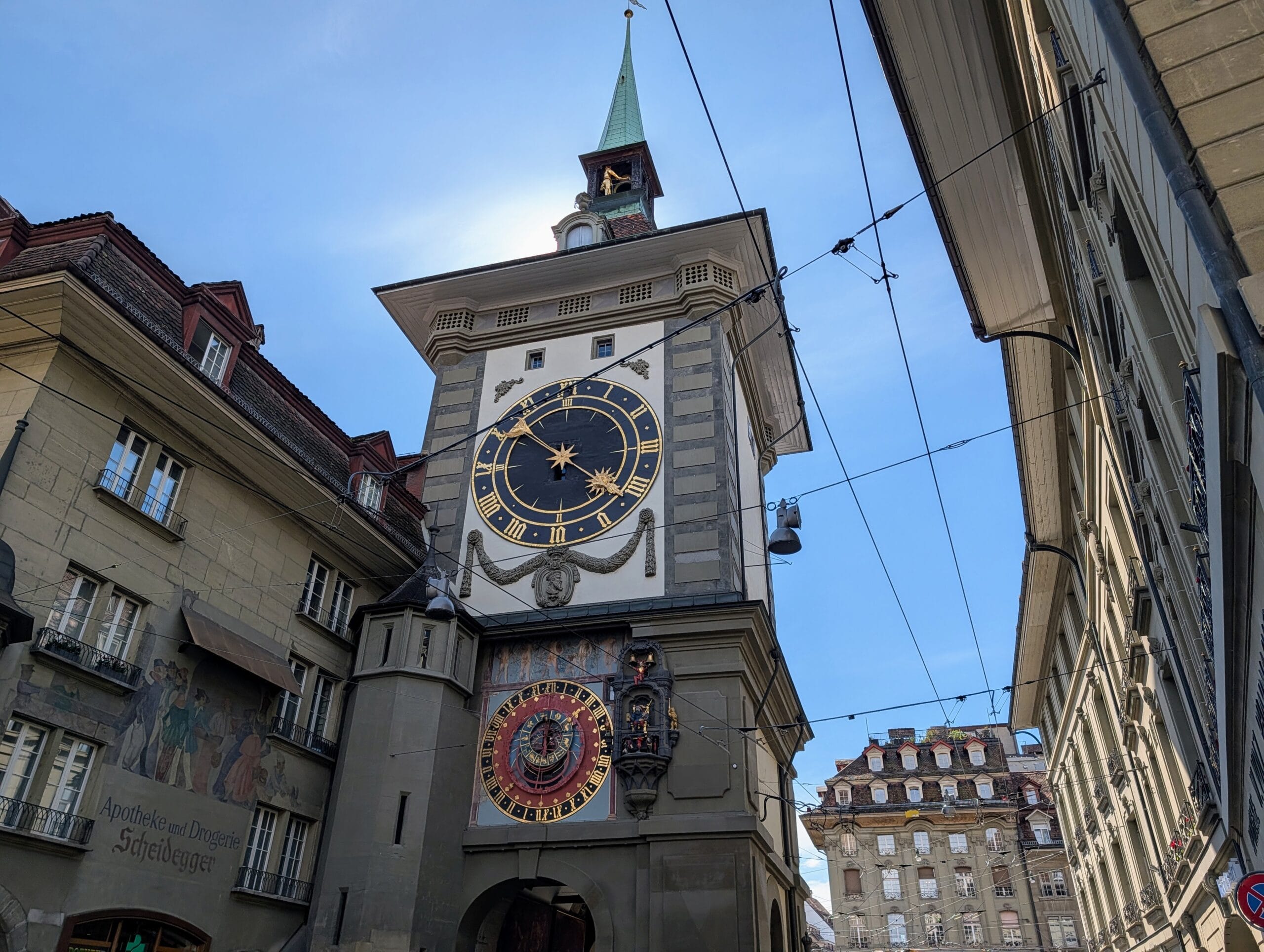 De Zytglogge klokkentoren in Bern met zijn astronomische klok en een grote wijzerplaat met gouden Romeinse cijfers