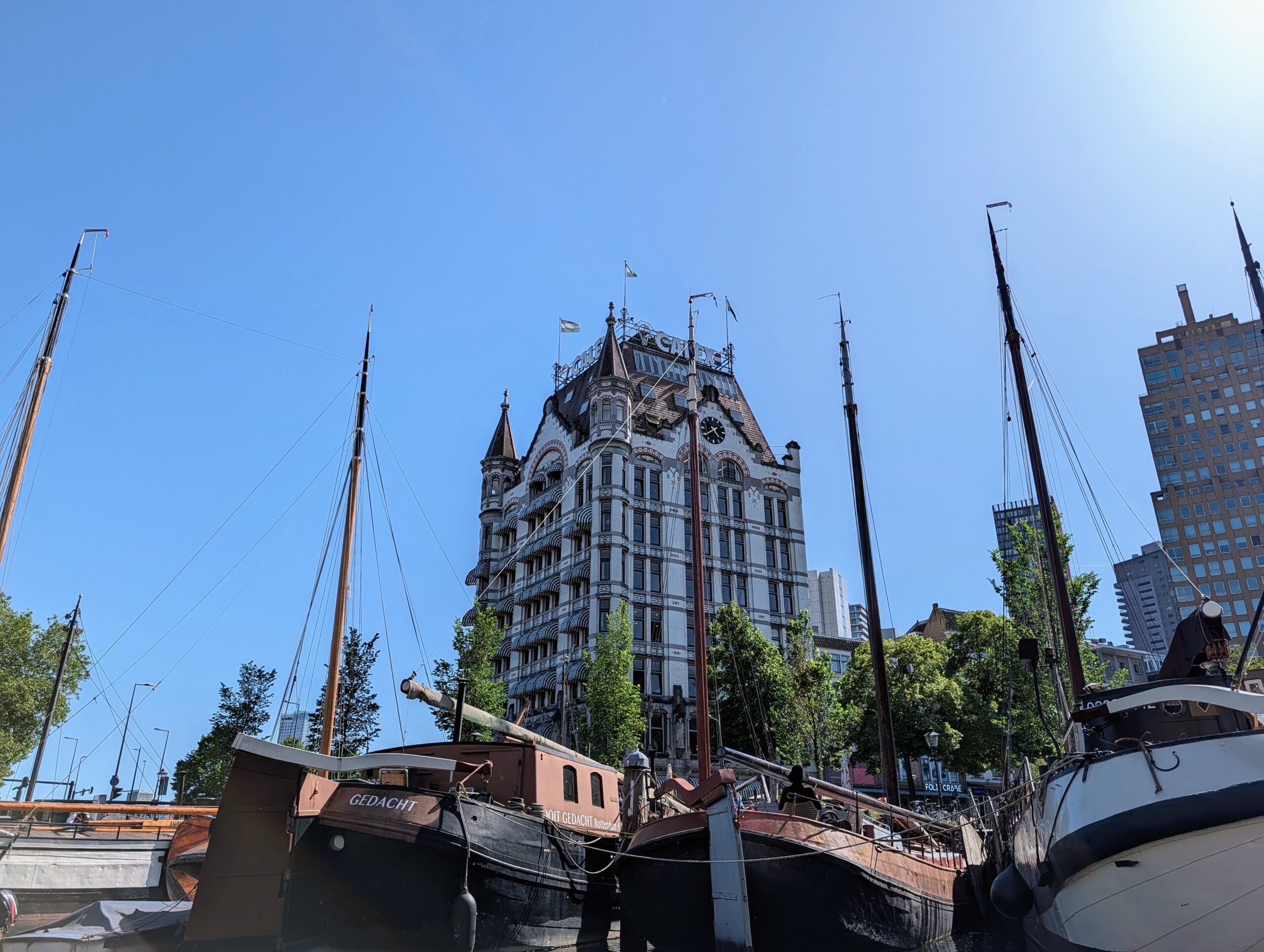 Het Witte Huis in Rotterdam gezien vanaf de Oude Haven met historische zeilschepen op de voorgrond