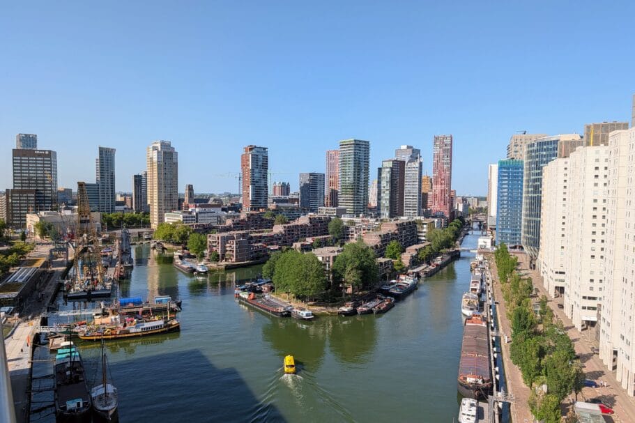 Luchtfoto van de Wijnhaven in Rotterdam met moderne wolkenkrabbers, wooncomplexen en diverse schepen in het water
