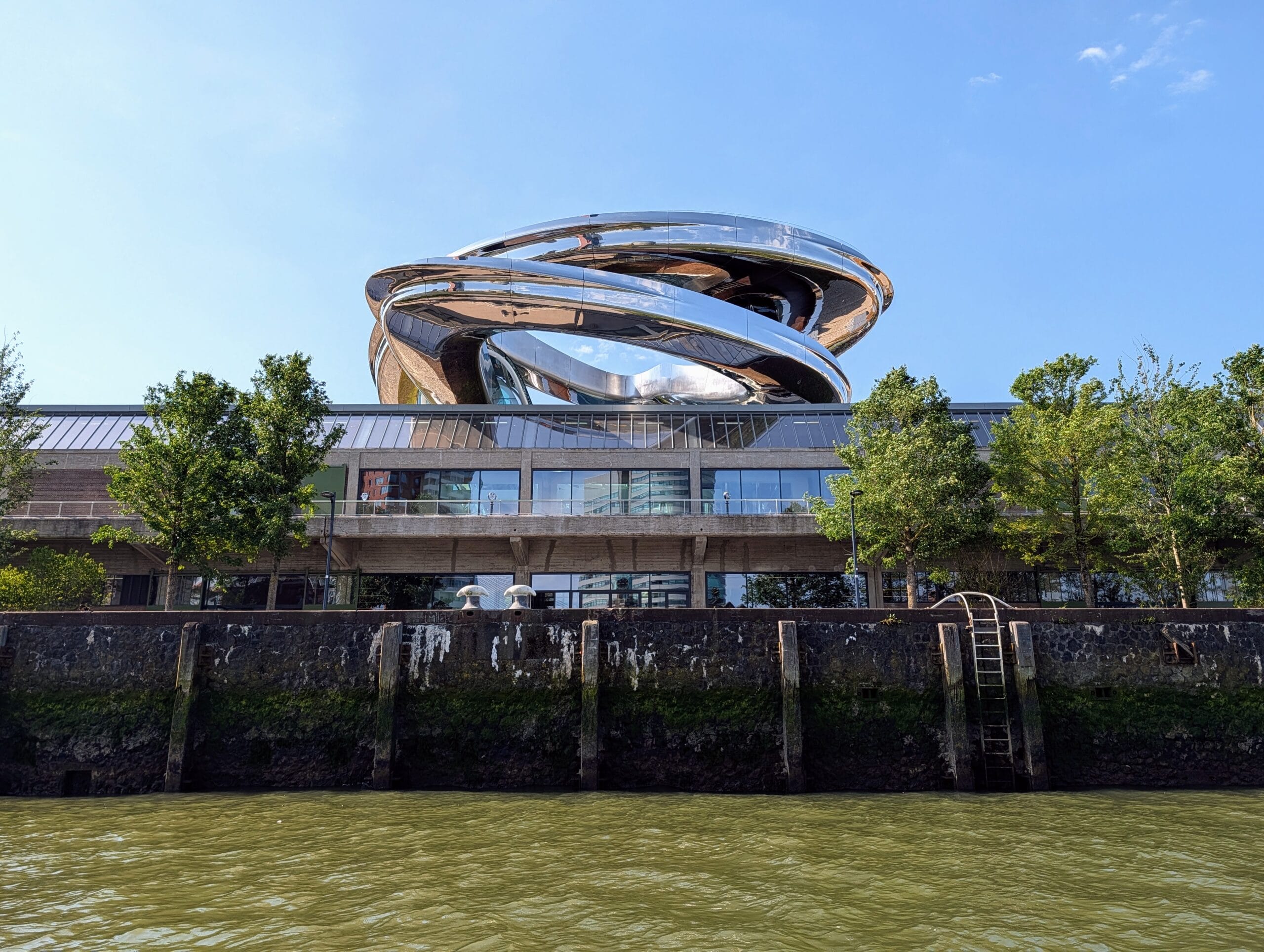 Fenix Landverhuizersmuseum in Rotterdam met de glimmende, zilverkleurige Tornado-trap op het dak aan de kade