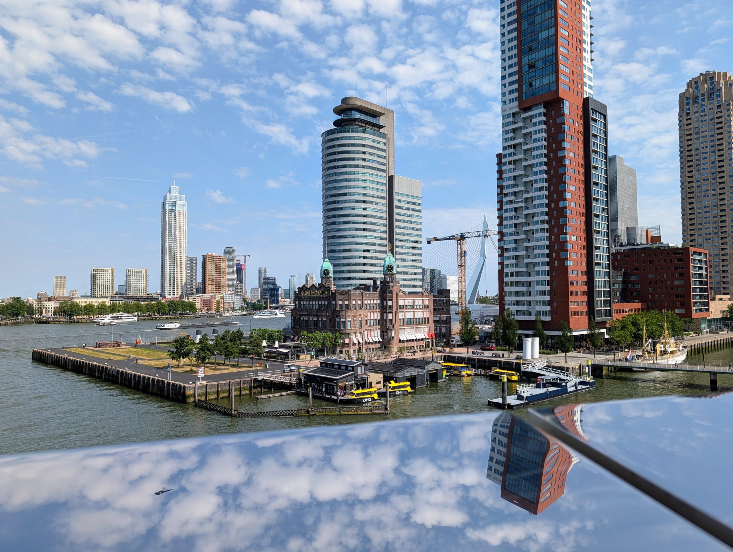 Uitzicht op de skyline van Rotterdam met Hotel New York, moderne wolkenkrabbers en de Erasmusbrug aan de Maas