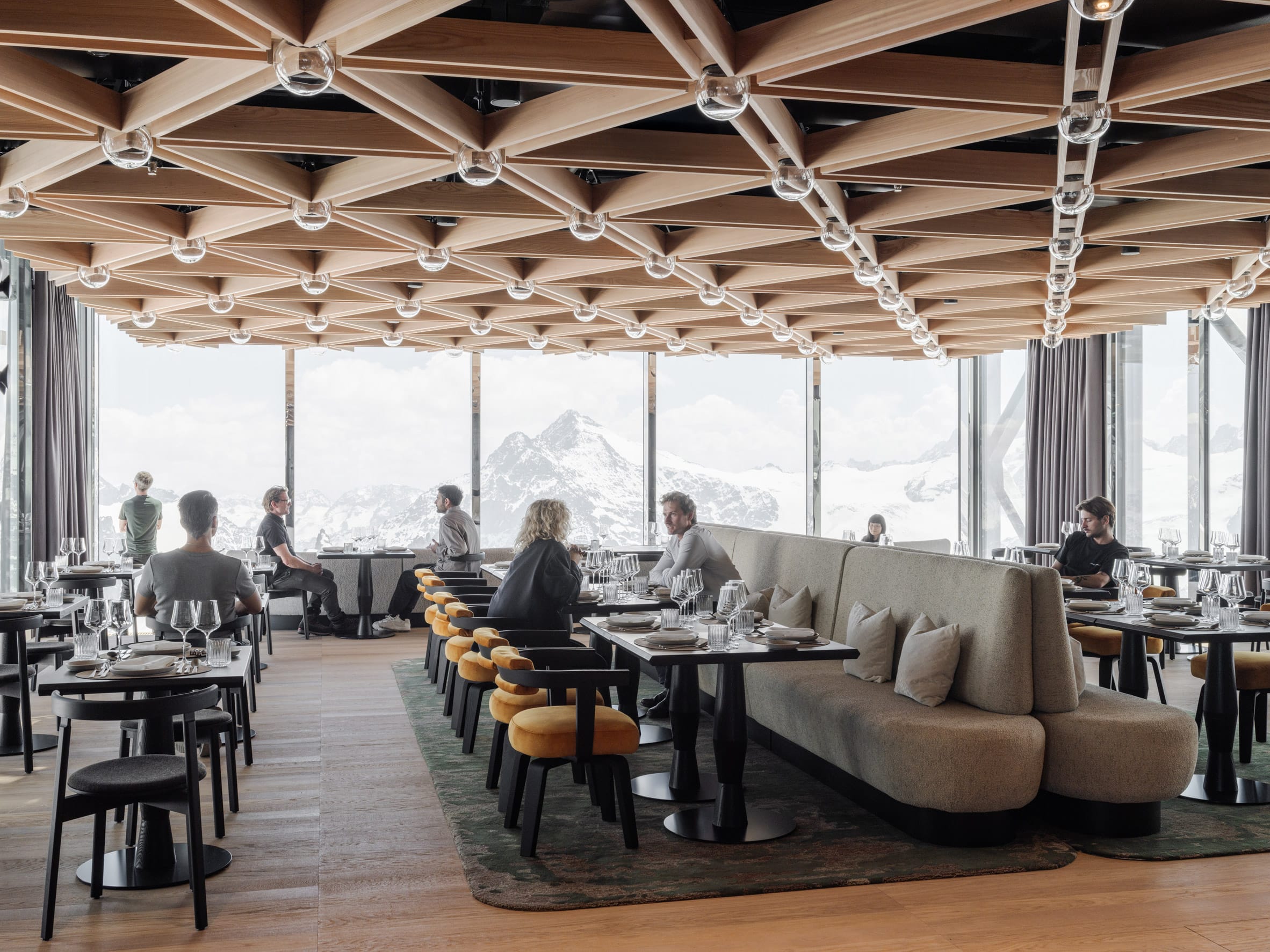 Gasten dineren in het nieuwe panoramarestaurant van de Titlis Tower, met een spectaculair uitzicht op de omringende bergen.