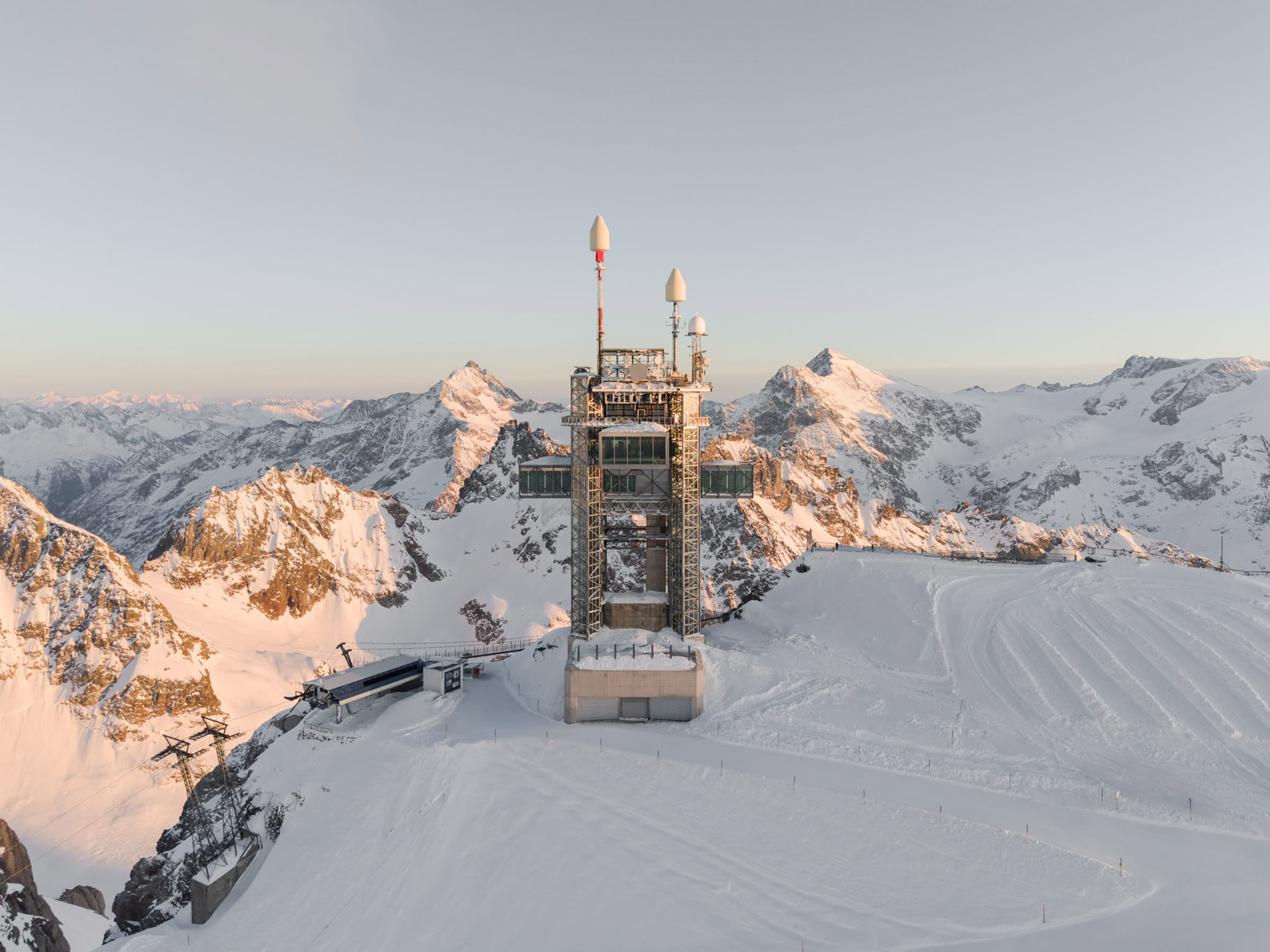 De futuristische architectuur van de nieuwe Titlis Tower, omringd door de uitgestrekte gletsjers en ruige bergtoppen van de Zwitserse Alpen.