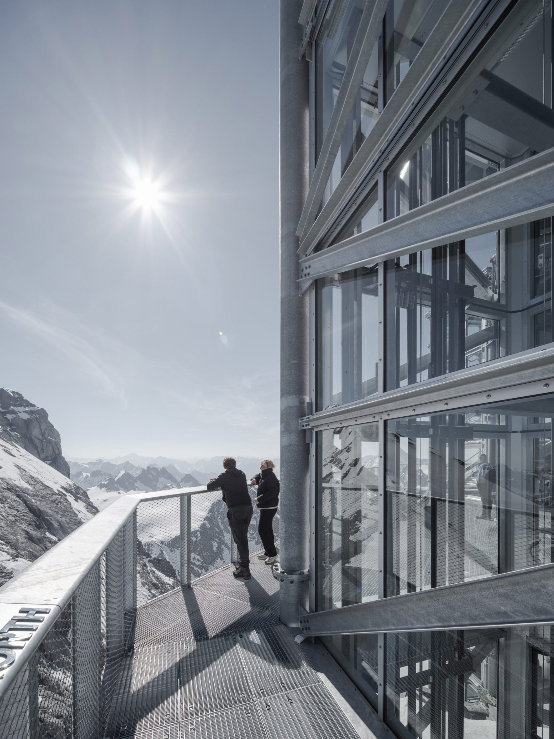 Close-up van de stalen en glazen constructie van het nieuwe bergstation en de Titlis Tower, ontworpen door architectenbureau Herzog & de Meuron.