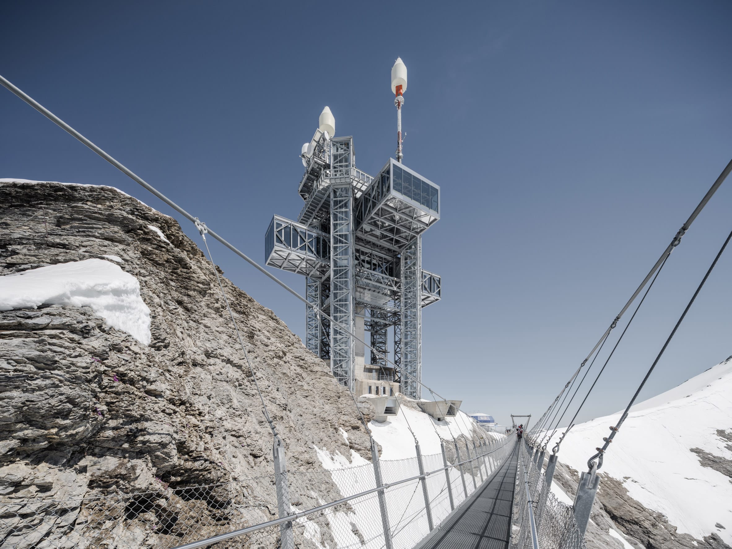 De futuristische architectuur van de nieuwe Titlis Tower, omringd door de uitgestrekte gletsjers en ruige bergtoppen van de Zwitserse Alpen