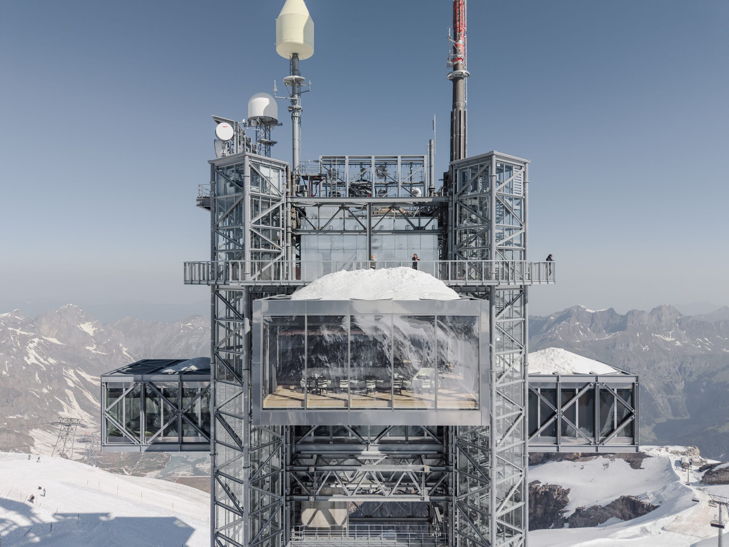 De futuristische architectuur van de nieuwe Titlis Tower, omringd door de uitgestrekte gletsjers en ruige bergtoppen van de Zwitserse Alpen
