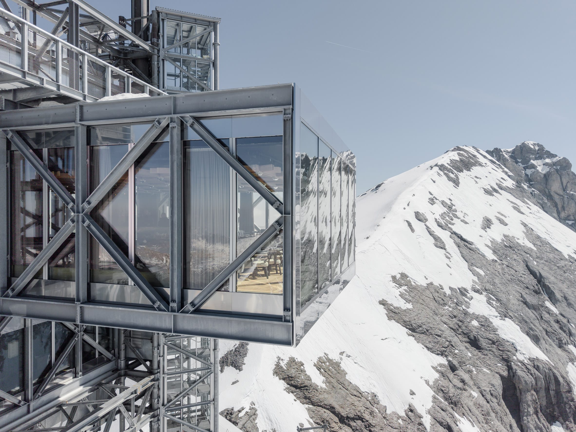 Close-up van de stalen en glazen constructie van het nieuwe bergstation en de Titlis Tower, ontworpen door architectenbureau Herzog & de Meuron.