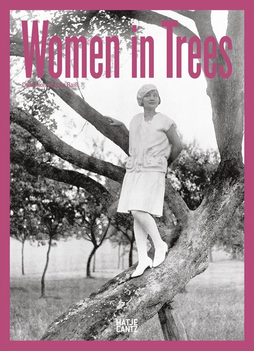 Boekomslag van Women in Trees door Hatje Cantz, met een zwart-witfoto van een vrouw in een witte outfit in een boom