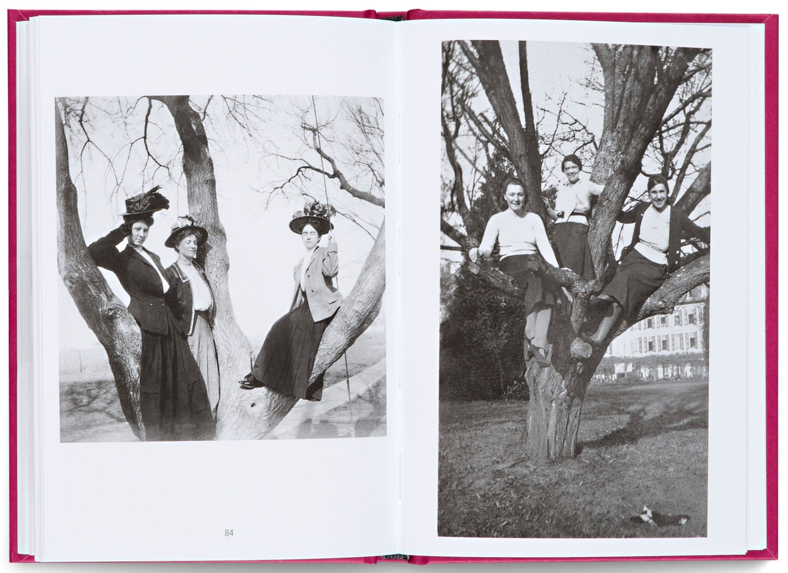 Twee zwart-witfoto's in een boek van vrouwen die in bomen poseren, links in historische kledij en rechts in vrijetijdskleding