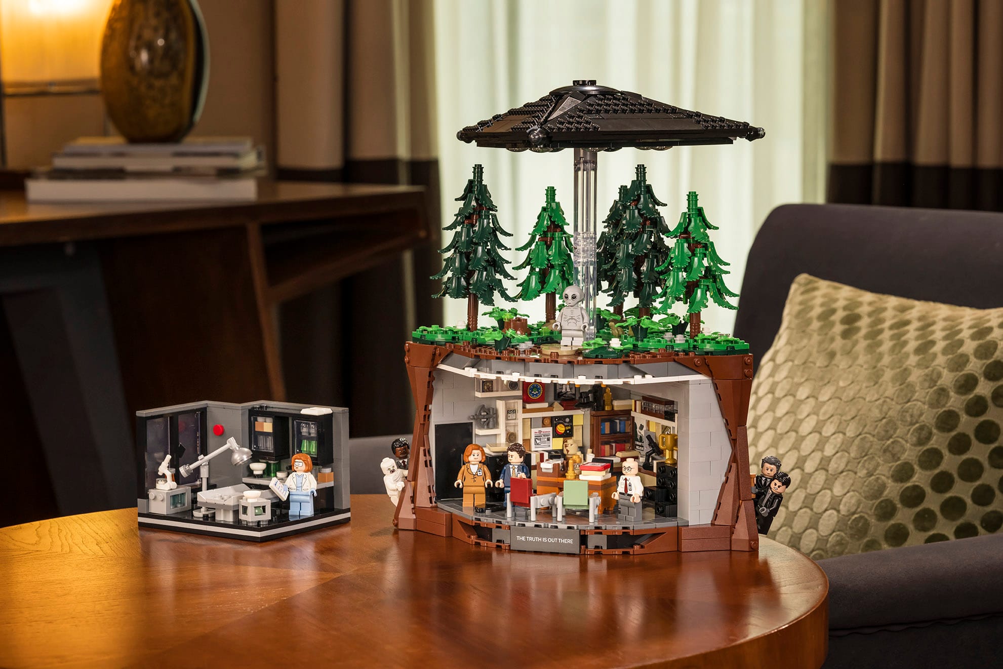 LEGO Ideas The X-Files set met Mulders kantoor onder een bos met een zwevende UFO en diverse minifiguren