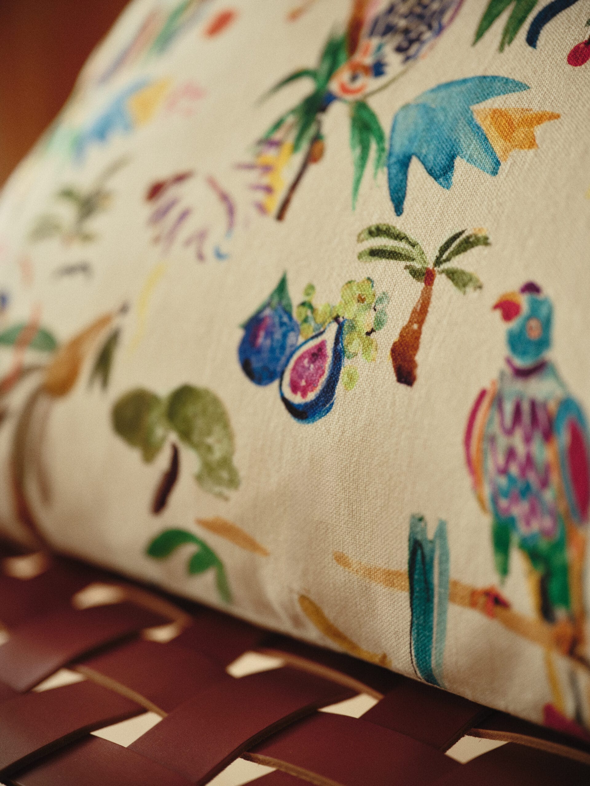 Kussen met een kleurrijke print van tropische vogels, palmbomen en vijgen in een aquarelstijl, uit de gezamenlijke collectie van Bonsoirs en G.Kero