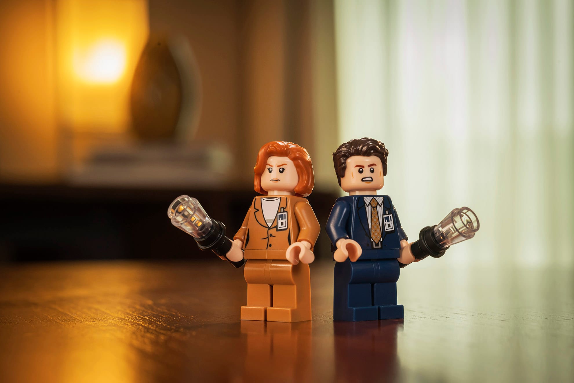 LEGO minifiguren van Dana Scully en Fox Mulder met zaklampen in hun handen