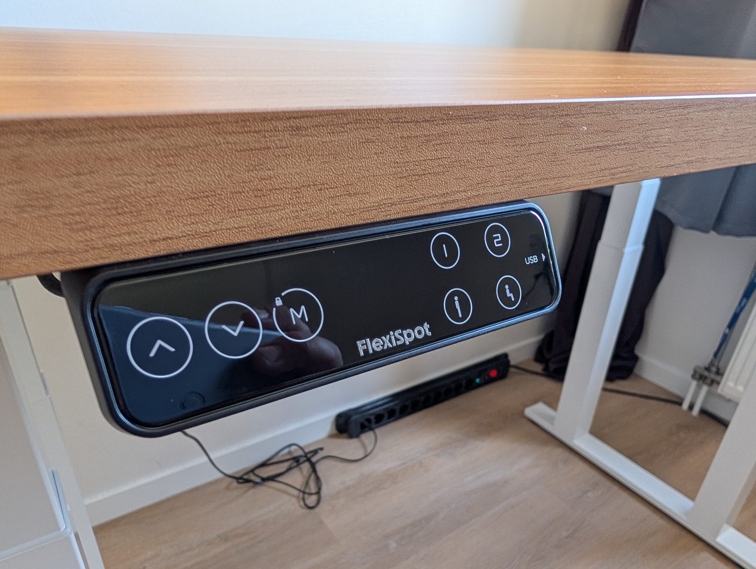 Bedieningspaneel van een FlexiSpot zit-sta bureau met knoppen voor hoogteverstelling en geheugenstanden