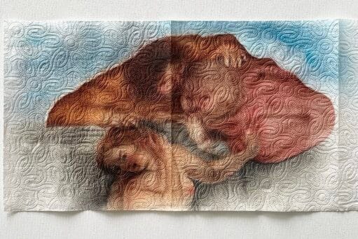 Een aquarel van een paddenstoel geschilderd op een vel keukenpapier met reliëf