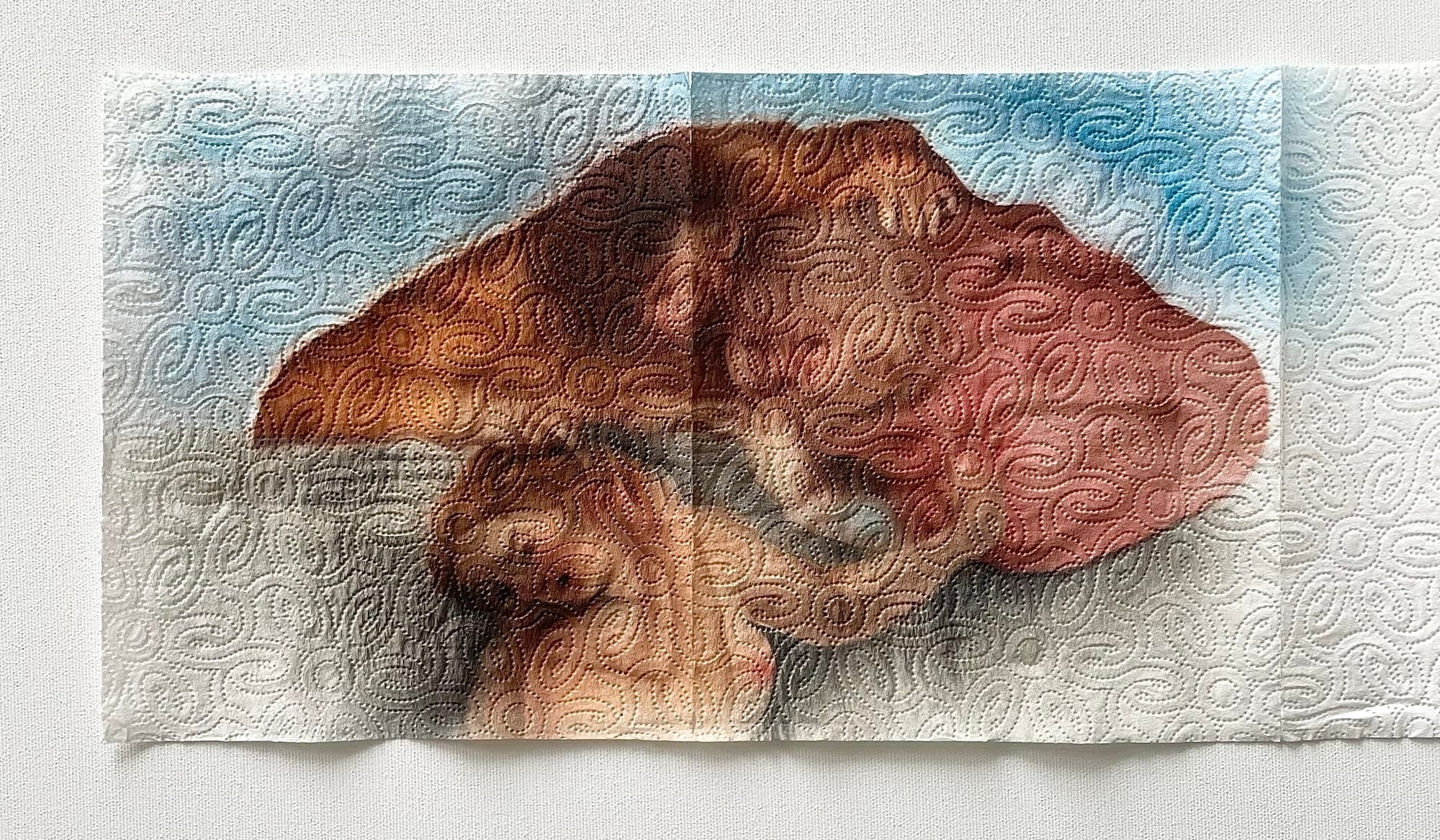 Een aquarel van een paddenstoel geschilderd op een vel keukenpapier met reliëf