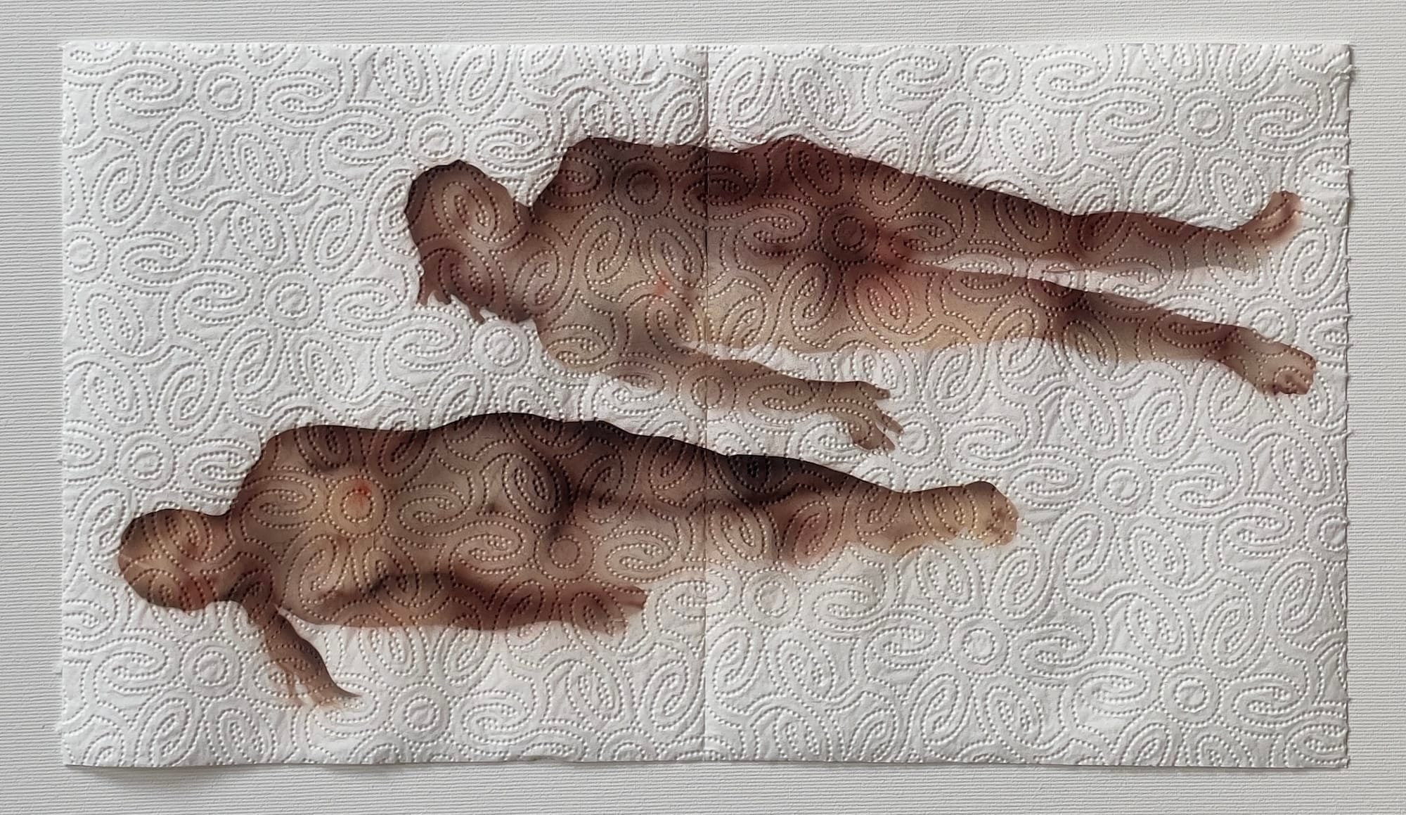 Schilderij van twee liggende menselijke figuren in bruintinten op wit keukenpapier met een reliëf van krulpatronen