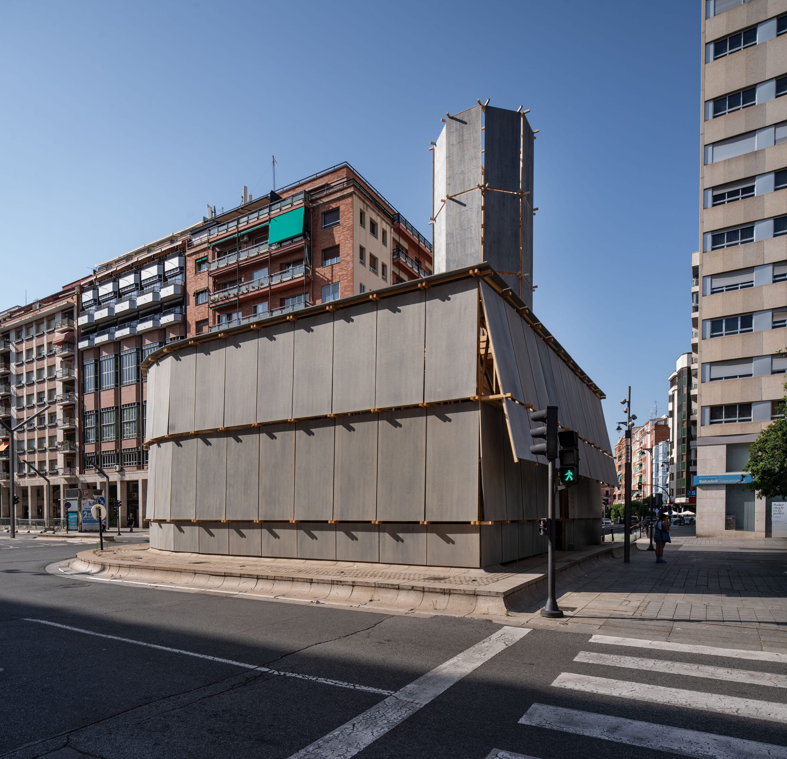 Een grote, tijdelijke houten constructie van het Round About Baths-project op een rotonde in de stad Logroño