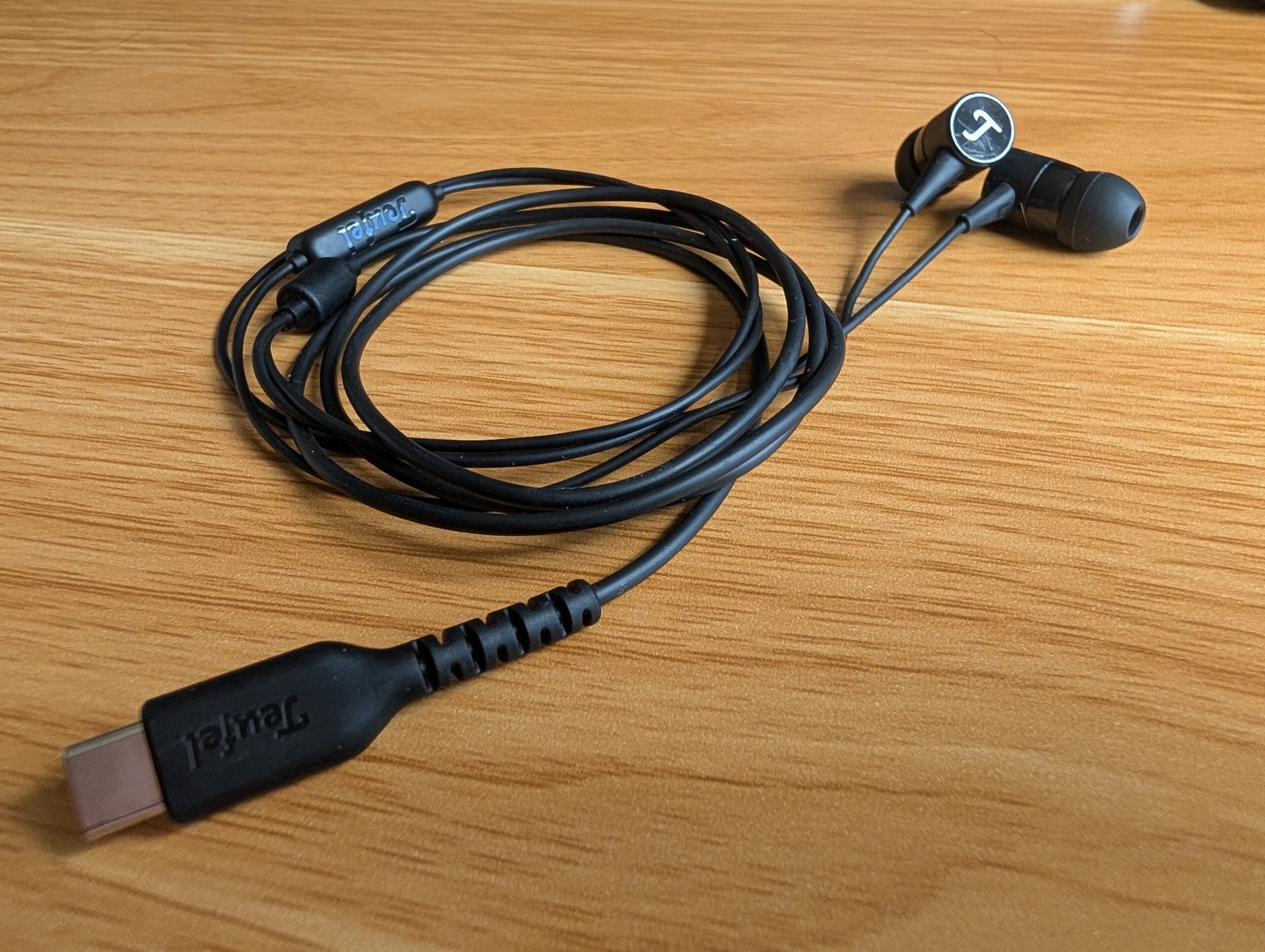 De zwarte Teufel Move 2 in-ear oordopjes met een USB-C aansluiting, afstandsbediening in de kabel en het Teufel-logo