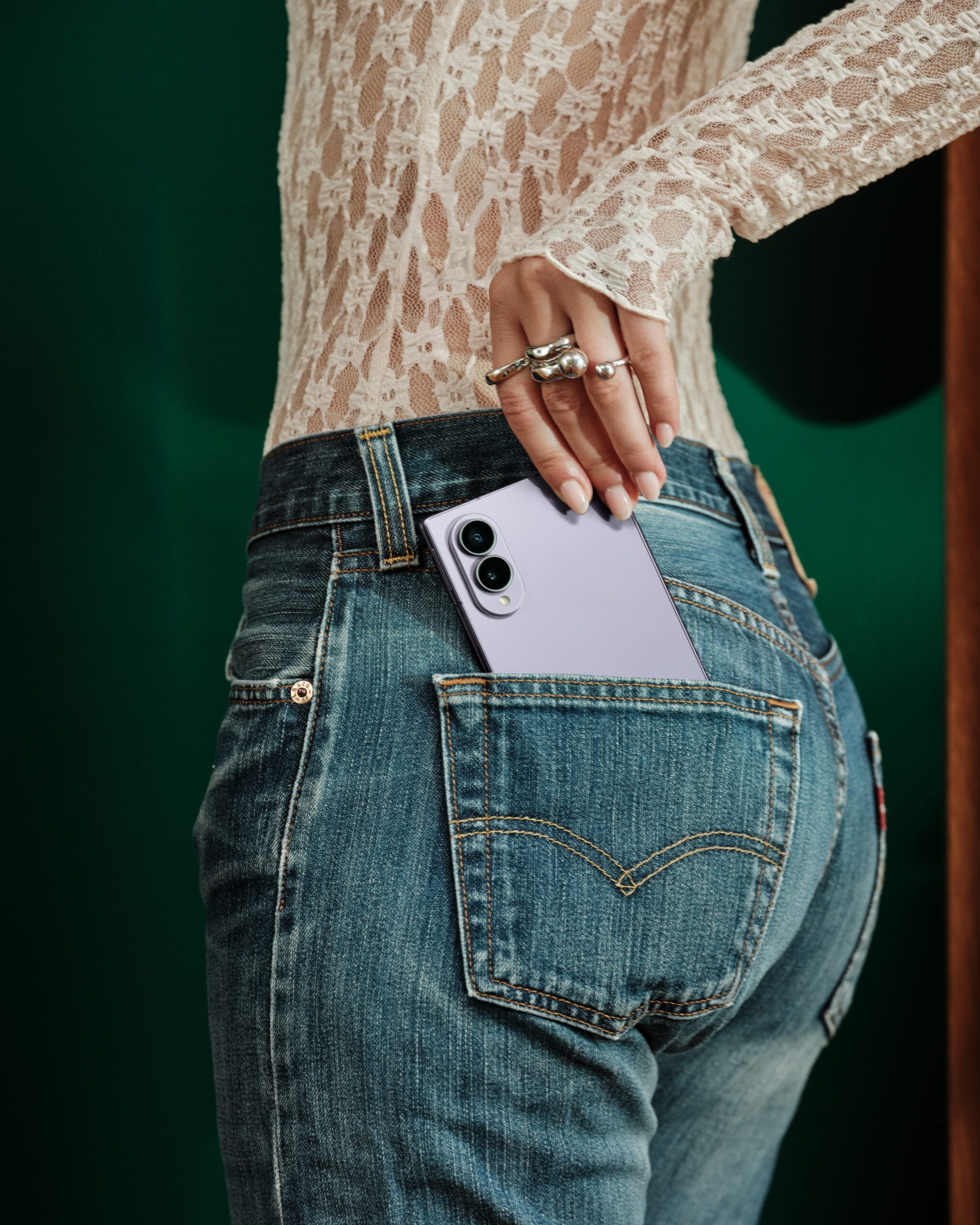 Een paarse Samsung Galaxy Z Fold8 die moeiteloos in de achterzak van een spijkerbroek past