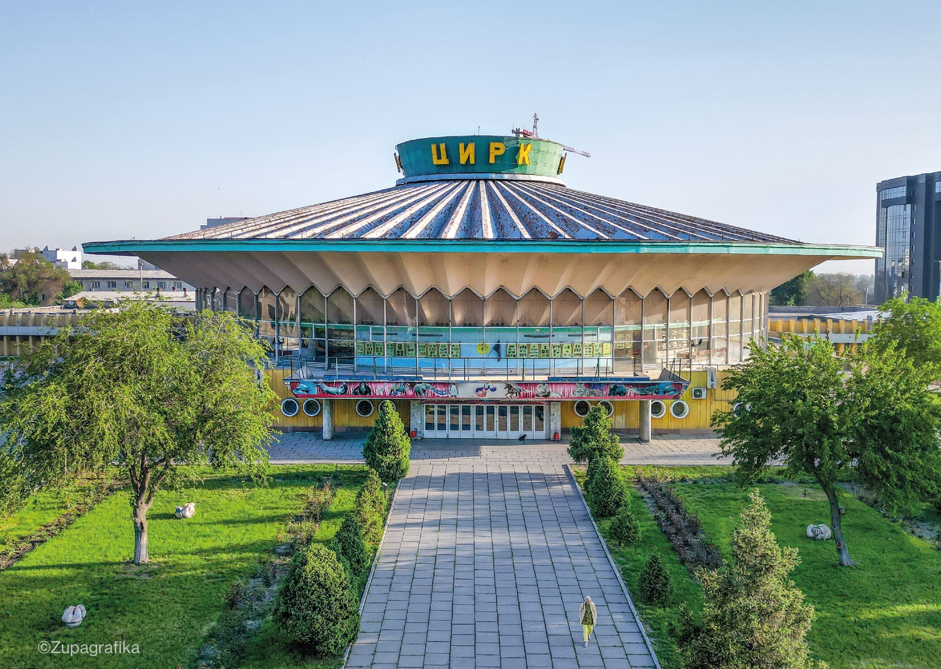 Het cirkelvormige gebouw van het Staatscircus van Bisjkek in Kirgizië met een opvallend schotelvormig dak