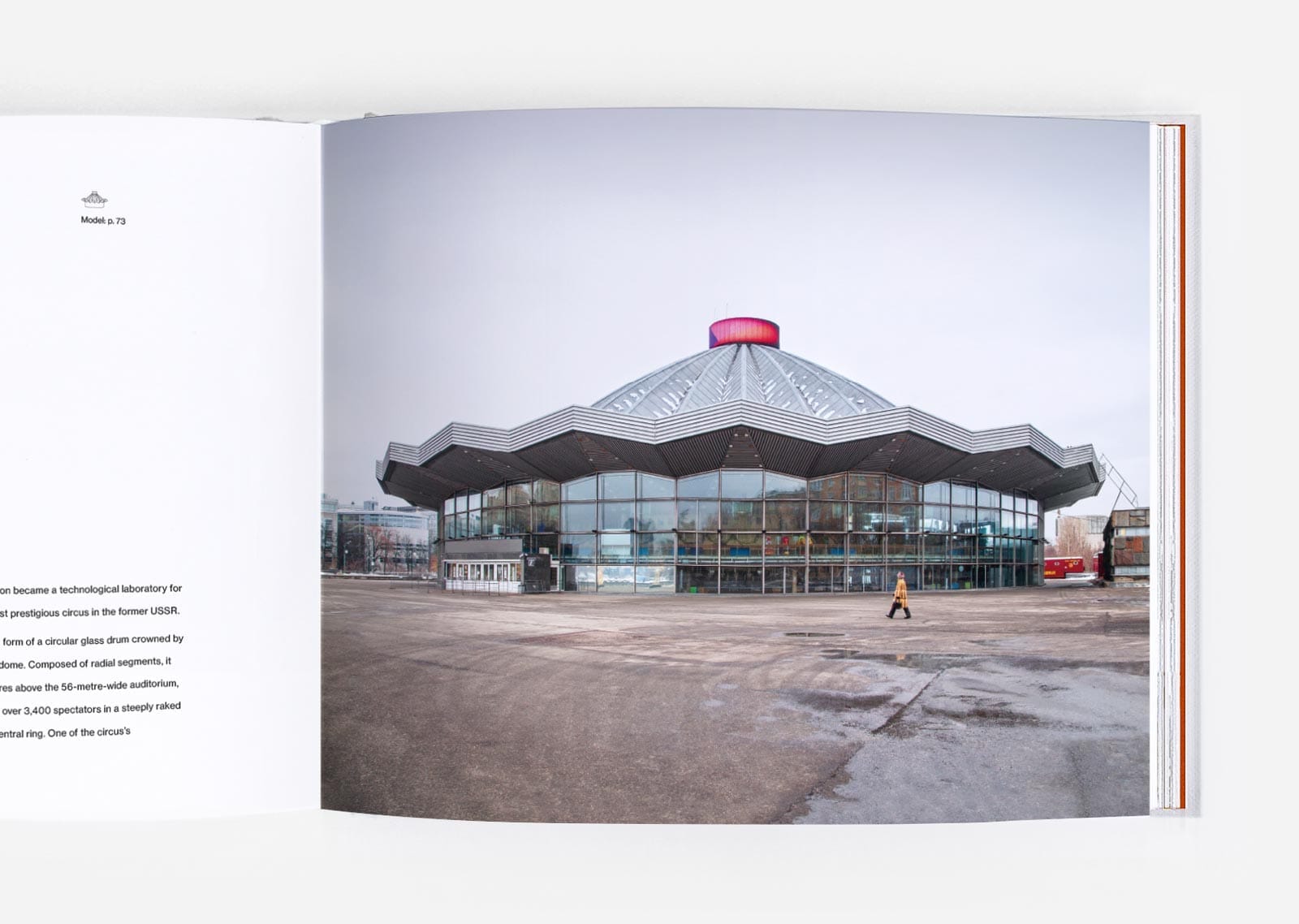Het Staatsgebouw voor Circus in Chisinau, Moldavië, met een glazen gevel en een kenmerkend golvend, kegelvormig dak