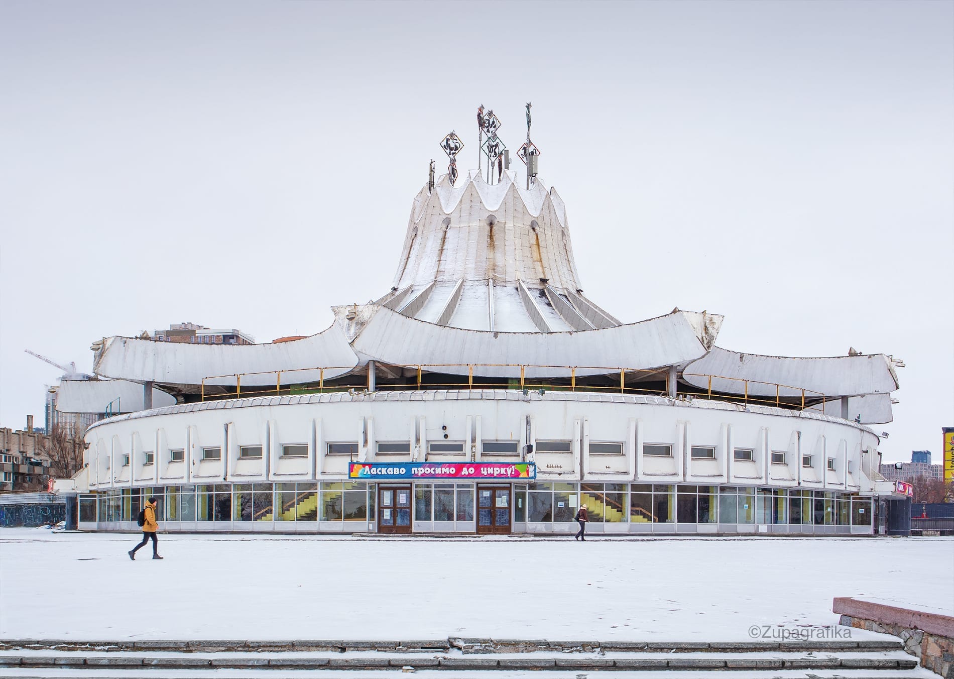 Het cirkelvormige gebouw van het Staatscircus van Dnipro in de sneeuw, met een kenmerkend wit gewelfd dak