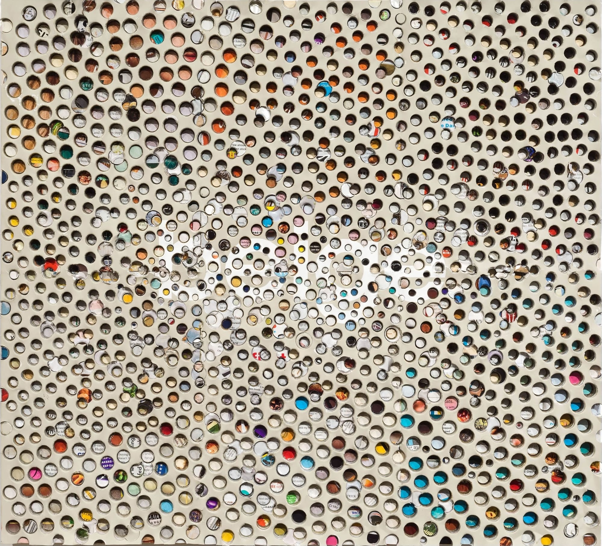 Een collage van talloze kleine ronde gaatjes waarachter kleurrijke fragmenten van tekst en afbeeldingen zichtbaar zijn