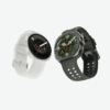 Twee Samsung Galaxy Watch Ultra smartwatches, één in wit met een minimalistische wijzerplaat en één in donkergrijs