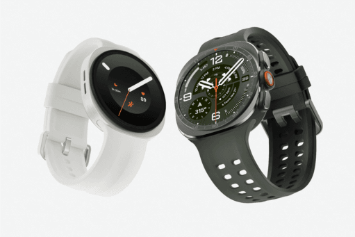 Twee Samsung Galaxy Watch Ultra smartwatches, één in wit met een minimalistische wijzerplaat en één in donkergrijs