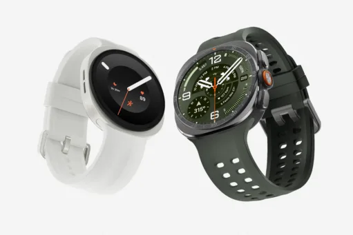 Twee Samsung Galaxy Watch Ultra smartwatches, één in wit met een minimalistische wijzerplaat en één in donkergrijs