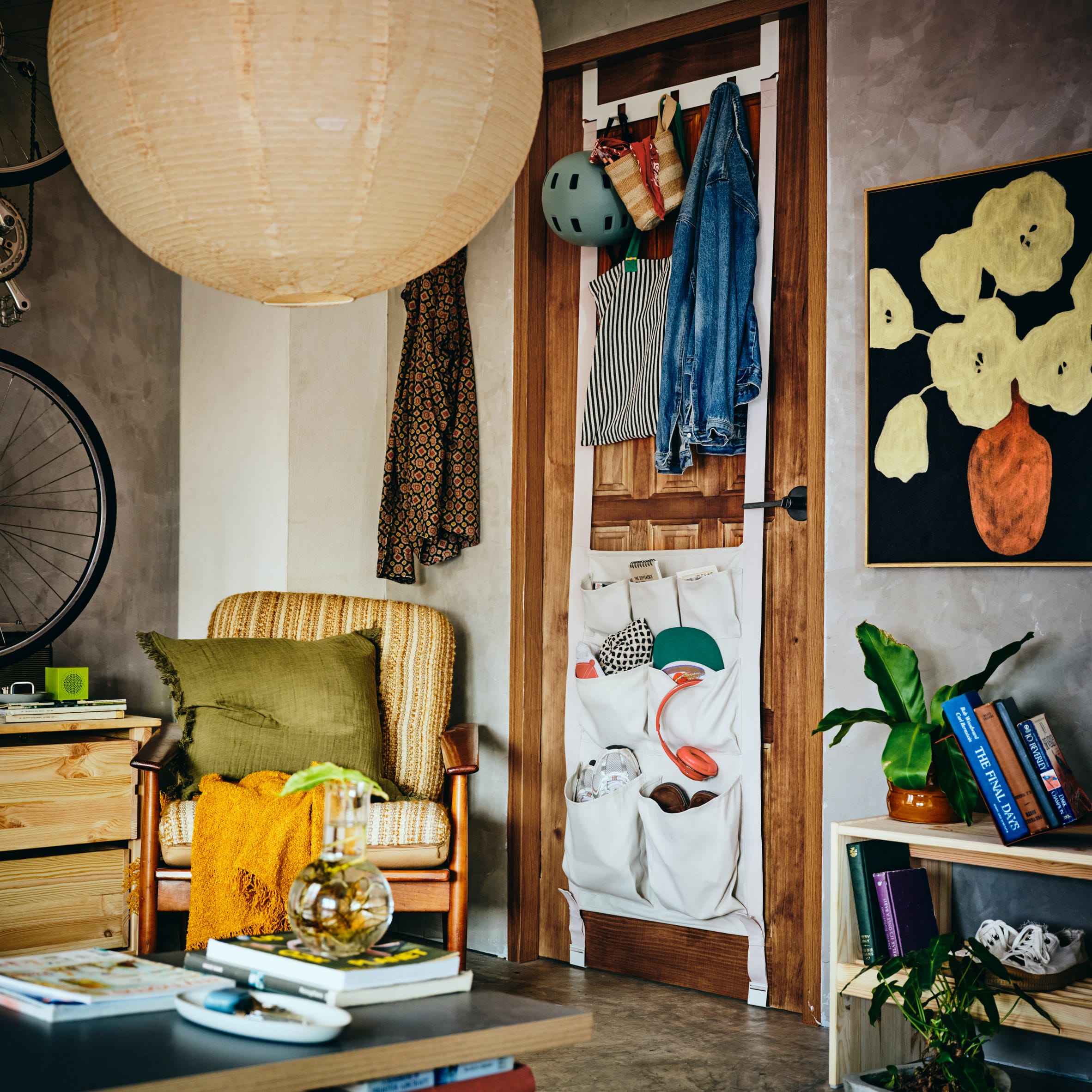 Een stoffen organizer met opbergvakken hangt aan een houten deur in een studentenkamer