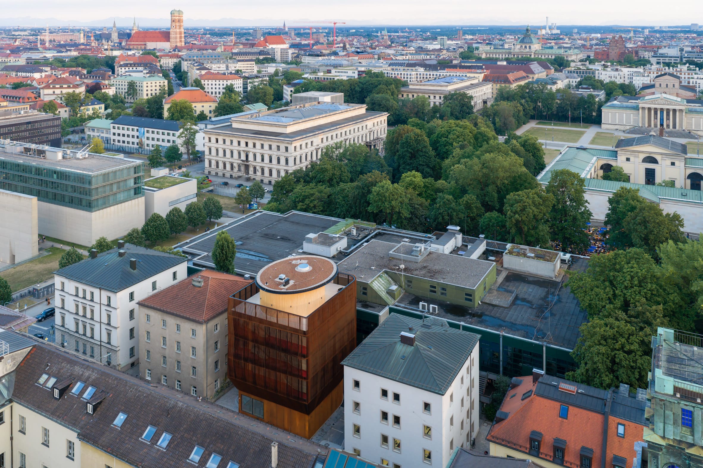 Luchtfoto van het stadsgezicht van München met historische gebouwen, groene parken en de Frauenkirche aan de horizon