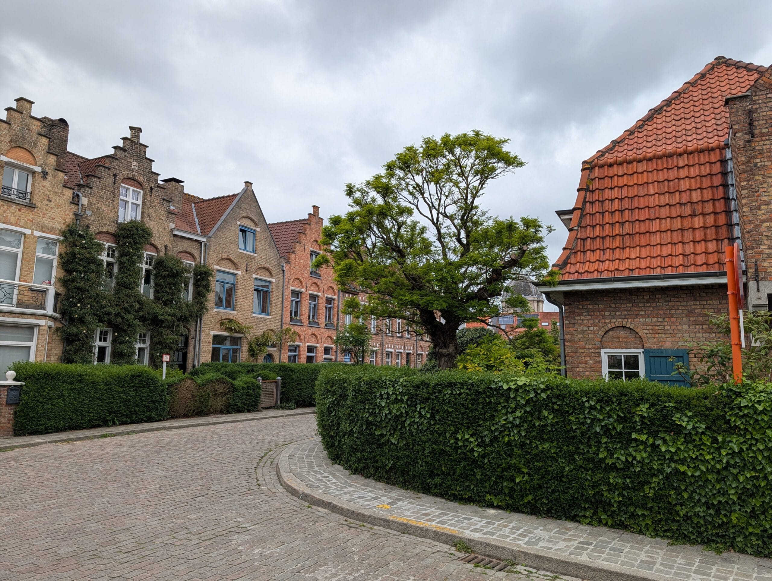 Fotogenieke huizen in Engelse stijl met trapgevels en bakstenen muren aan een geplaveide straat in het Sint-Annakwartier