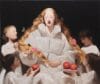 Schilderij van een vrouw in een witte pufferjas omringd door kinderen die haar lange haar verzorgen en appels aanbieden
